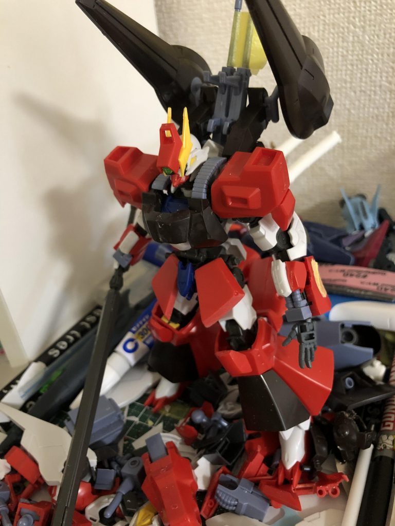 ◻️制作工程など
改めまして、こんにちは、こんばんは
RX1979です
リックディアスとバルバトスのミキシングを妄想したのは1年ぐらい前で、リックディアスにガンダムフレームを仕込んでみたいというのが原点になります
画像は塗装前、完成度80%のものです
もう少し直近の写真もあるのですが、生活感が出ているのでこちらにしました
大きく改造したのは頭部、腕、胸、前立て、画像にはありませんが足のバンパーです