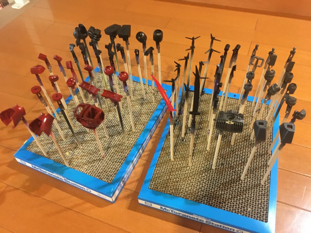 朱色が暗すぎたのでこの後再塗装