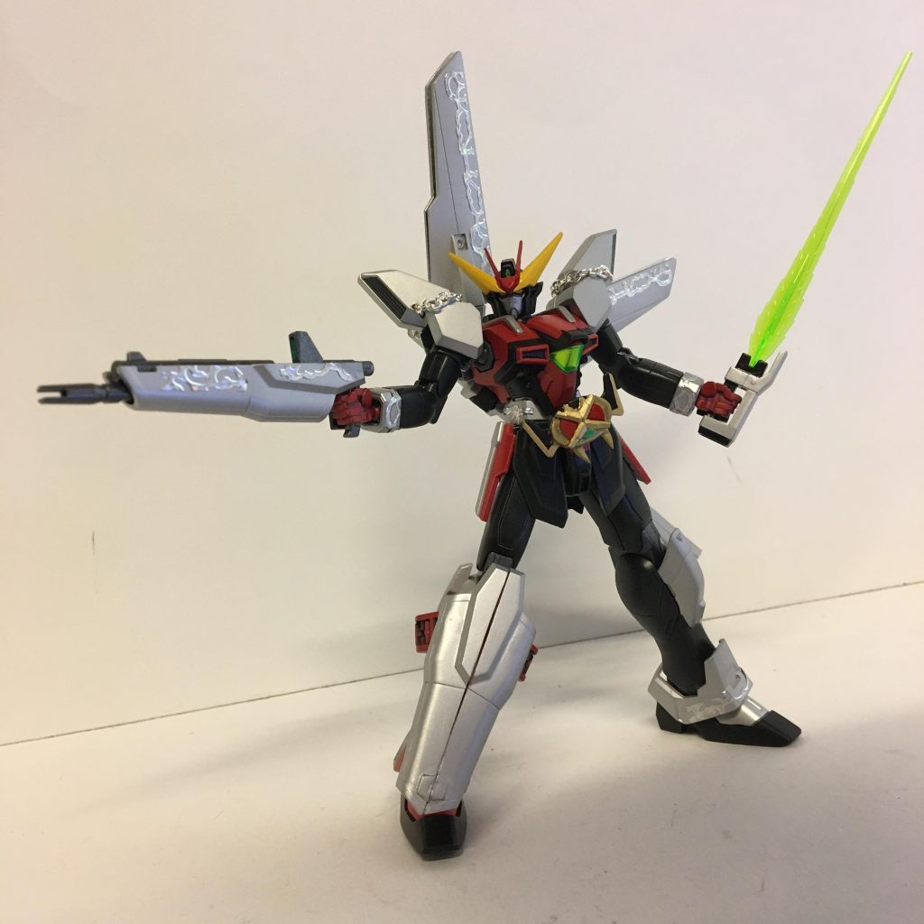 通常通りのライフルとソードは両方とも持たせることからできますがライフルのシールドモードは脚のギミックに使っているので組み替えはありません。