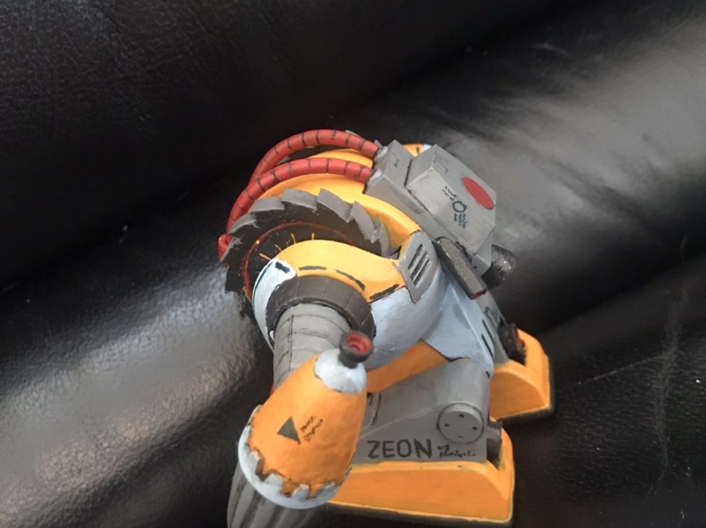 後ろの排気口みたいなところは別のパーツ、という設定。