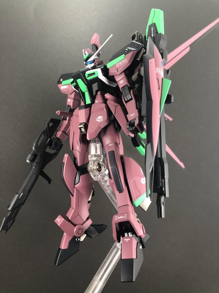 量産機とは違い重装備仕様です。