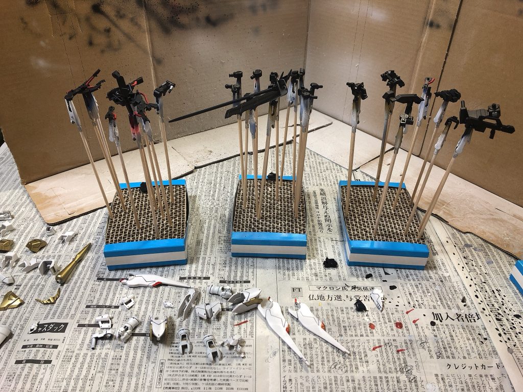 乾燥中。はみ出しなど失敗が1番多かったのがここですね。反省。光沢スプレーも上手く乗せられなかったのが悔しいです。