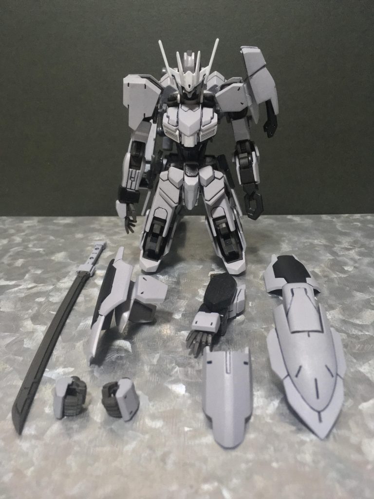 オリジンの換装パーツ他オプション一式。製作期間の制約から、本体の作成に集中し、武器やギミックは最低限にしています。
