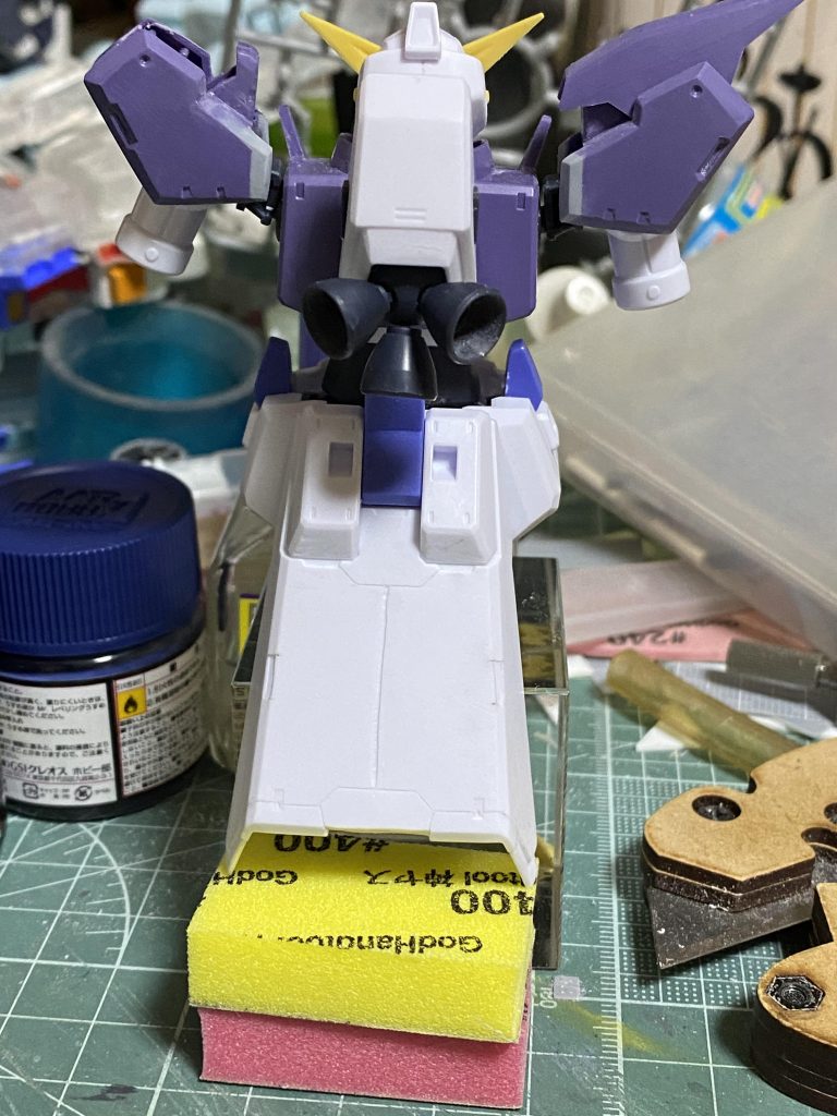 リアスカートを筋彫りしディテールアップ