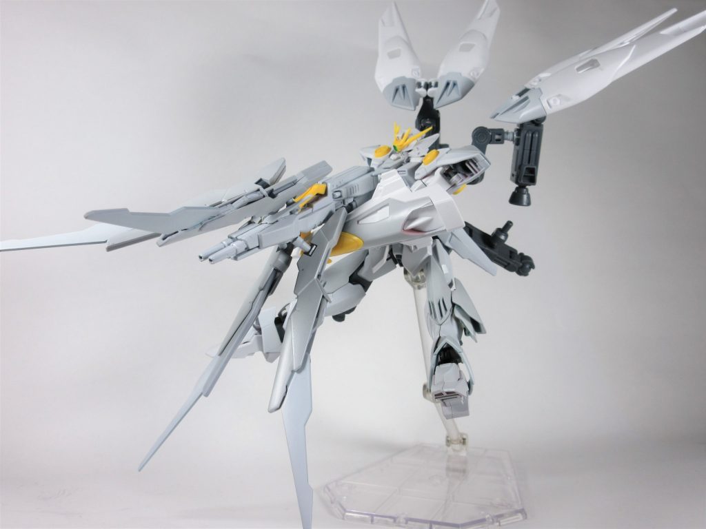 ・フェザーツバーク
腰部にマウントされた武装
元はバスターライフルの出力向上用の補機だったがビーム兵装ばかりの為予備機能として実体剣の機能も搭載している。
・フェザーツバークバスタードミニオン
ツインバスターライフルにフェザーツバークを装備した状態の本機最大の火力を誇る武装
この状態では元々高かった威力が更に増しており、その威力はもはやバトルフィールドの形状すら変えてしまうほどで、MSに対しては完全にオーバーキルな火力、一種の戦略兵器並みである
ちなみに本体、ライフル共に莫大な負担がかかる為ダメージを受けた状態では機体が耐えきれないリスクもある