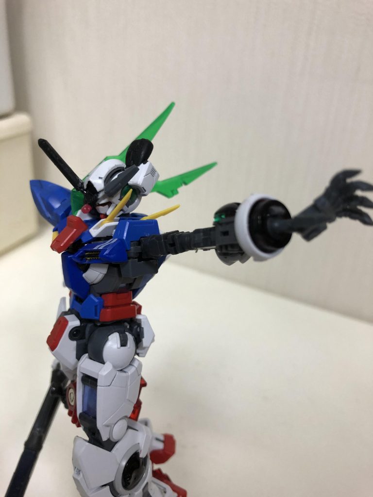 Edensystem(エデンシステム)
背部の太陽炉の粒子蓄積量が100%の際、パイロットの任意で発動が可能な特殊機能。
性能向上や太陽炉の粒子蓄積量の一時的な増加等効果は様々、トランザムとの併用は
パイロットがいくつかの条件を満たした際に可能、この時システムの名前はHeavensystem(ヘブンシステム)になる。