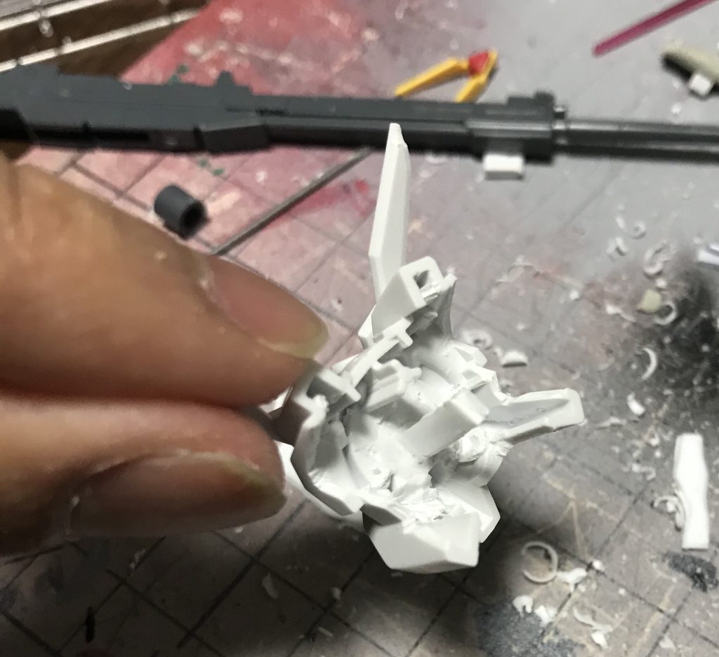 胸部のGNコンデンサーは着脱式にしました。これは先ほどの手足、肩アーマーを着脱式にする体で製作を進めていたときの名残です。接続ジョイントはプラ板で自作しました。
これの他に煌ギラーガのビームバスターを取り付けるようしたかったのですが、製作が間に合いませんでした…これもでき次第投稿ということで…！


以上がバーサティムフリーダムの紹介となります。いかがだったでしょうか？
初めての投稿であり、初めての改造ガンプラなのでどれだけの方に気に入っていただけるか心配なところですが、自分としては今後の課題を見つけることができた良い機会になりました。
実はこの機体、現在Twitter上で開催されているオレガンビルドファイターズの参加機体として製作工程を投稿していたのですが、エントリーという工程に気づかず、そのままハッシュタグを付けて投稿するという有り得なさすぎるミスをやらかしてしまいました…運営や参加者の皆様には本当に申し訳なく思っております…