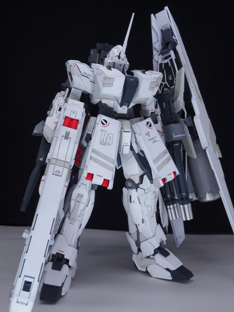 ＜全景・前＞
ＭＧユニコーンとＭＧ ＨＷＳ装備ver.Kaのミキシングです。

ＨＧですと、デザインのテイストが異なるユニコーンとＨＷＳ。また、ＨＧの場合は、ユニコーンに対しＨＷＳが若干大きい…

そこで、ＭＧであれば、同じカトキデザインだから馴染むのでは？とくっつけて遊んでたら形になりました。

胸部・フロントスカートの接続方法はコンパチ式です（後述）。