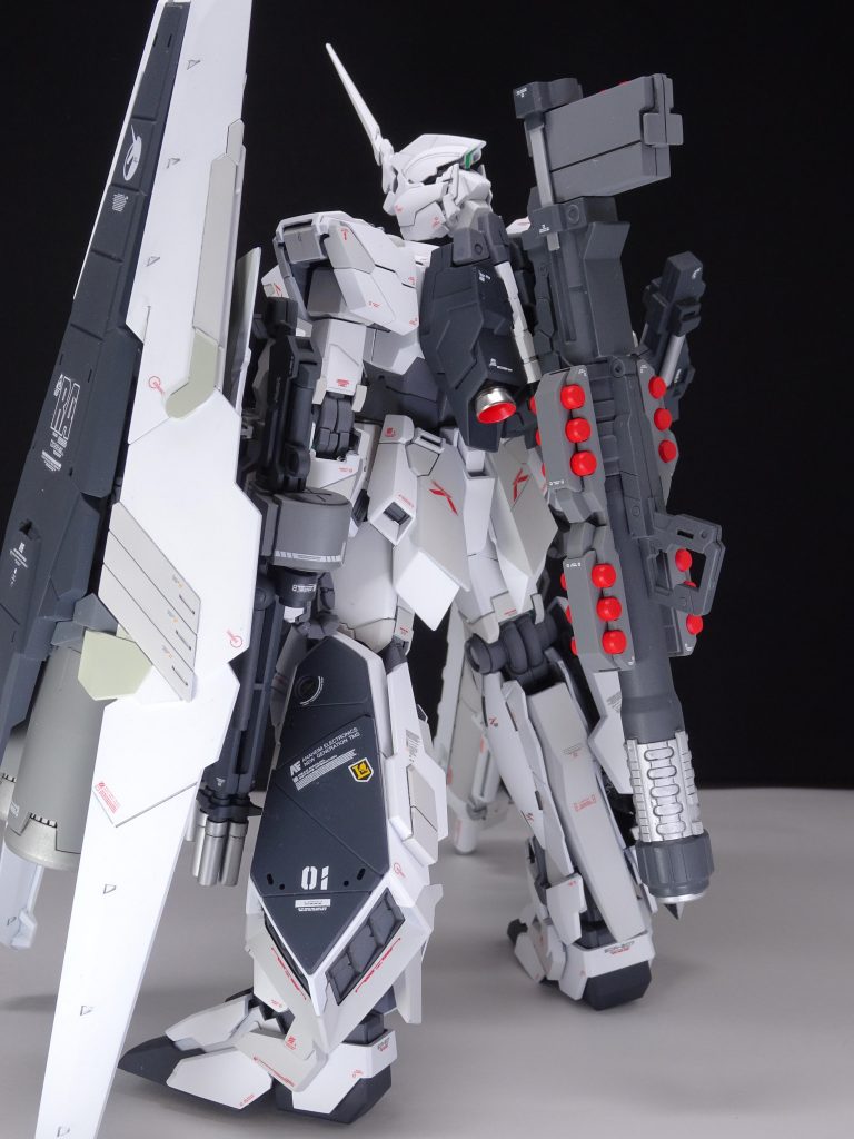 ＜全景・後＞
バズーカを背負ってニューガンダム風に。

パイロットはあくまでバナージの設定。
ＨＷＳ付属のデカールは、アムロ成分多めなので、アムロ成分のないデカールを選定しました。
特に、シールドの一角獣はアムロのマークではなくユニコーンのものだったりするのがこだわりです。