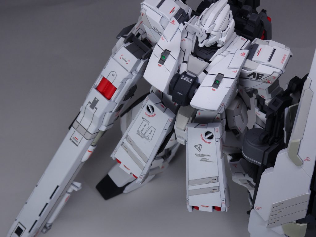 ＜カラーレシピ＞
メインの白：ガイア・ＥＸホワイト

薄いグレー：クレオス・灰色９号

濃いグレー：クレオス・ガルグレー

濃いブルー：ガイア・ミッドナイトブルー

関節他：クレオス・ニュートラルグレー

赤：クレオス・モンザレッド

武器類：クレオス・ネービーブルー

本作品に限らず、私の作品はサフレスです。

ヤスリやカンナで整面の後、ミッドナイトブルーを下地として吹き、その上からホワイトを３回ほど重ね、キリっとした青みがかった白にしてます。