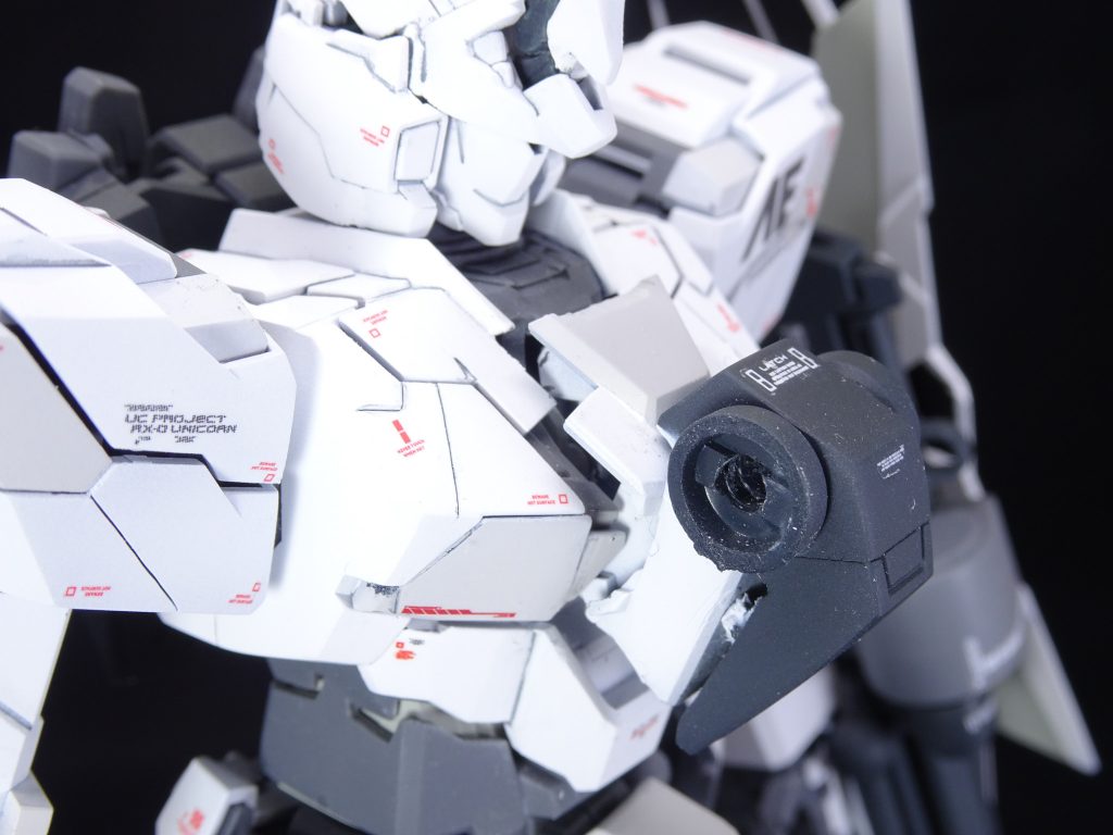 ＜胸部の接続＞
コクピットパーツの差し替えで、通常版とのコンパチが可能です。
ＨＧユーゴ―の肩パーツにコトブキヤＭＳＧを接着し穴を開けてます。