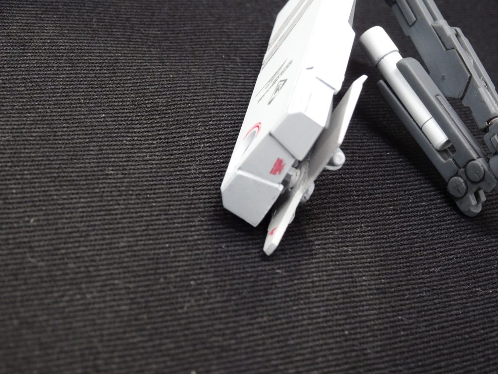 ＜フロントアーマーの接続＞
スライドする装甲パーツにＨＷＳのフロントスカートをプラ棒を軸に固定。
こちらもパーツ差し替えでコンパチ仕様。