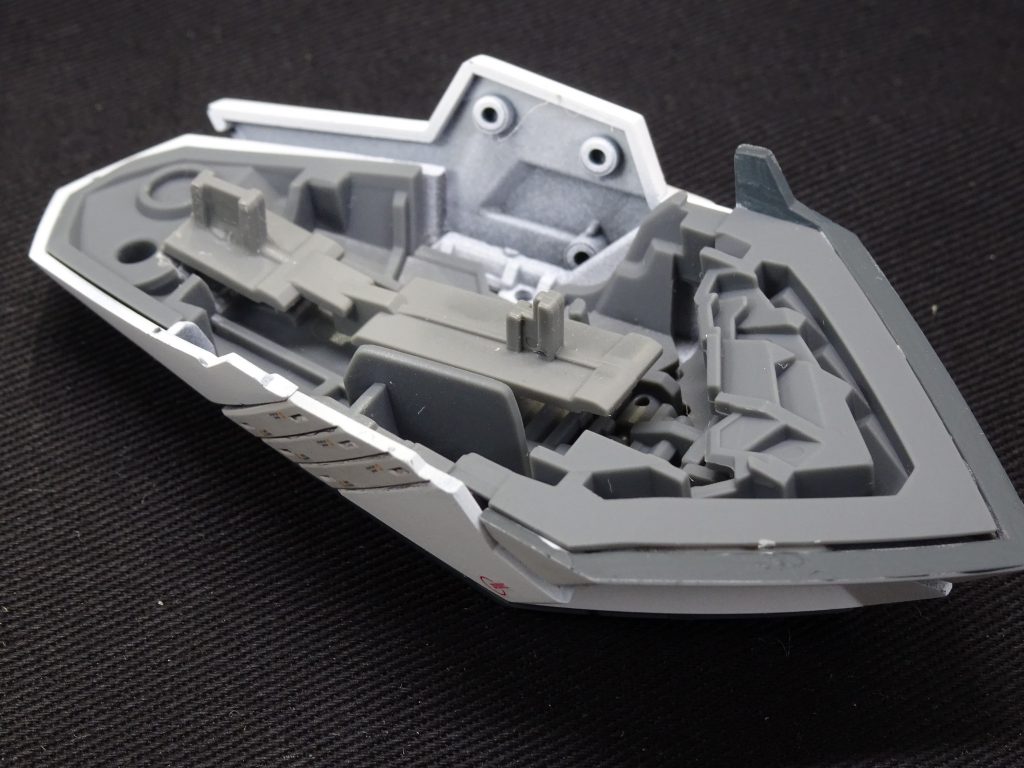 ＜脚部の接続＞
ベースキットはフルアーマーユニコーンなので、脚部ミサイルの接続パーツをＨＷＳの脚部パーツに接着しました。