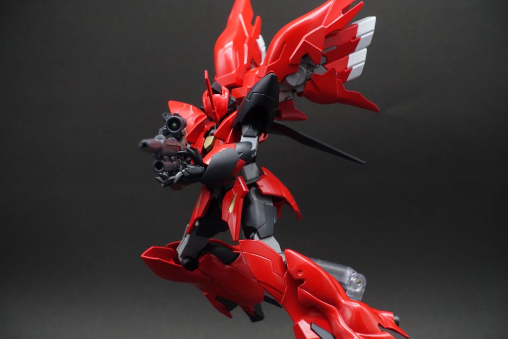 元がよく動くので射撃ポーズもバシッと決まりますね。
ライフルのセンサーはHIQパーツさんのVCドームに変更しています。