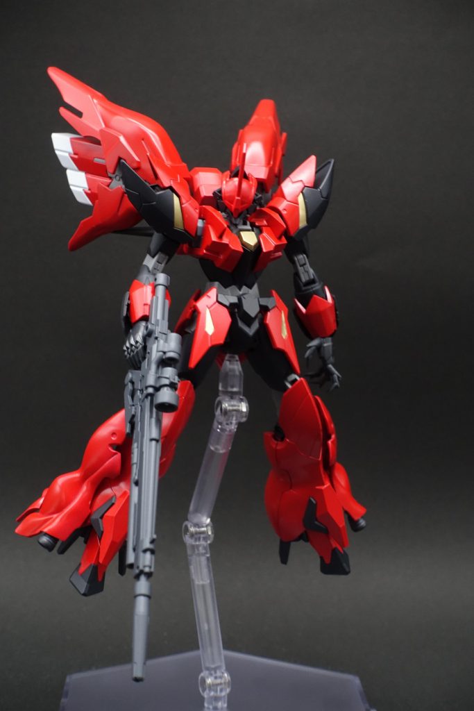 正面
手は禍々しさが欲しかったのでコトブキヤのシャープハンドに変更しています。

塗装はすべてスプレーです。
赤：タミヤ　ブライトマイカレッド 
黒：タミヤ　ラバーブラック
メカ部：タミヤ　ニュートラルグレー
手、バーニア：クレオス　ガンダムメカグレー　連邦系
金色：タミヤ　ゴールド
ライフル：タミヤ　ジャーマングレー