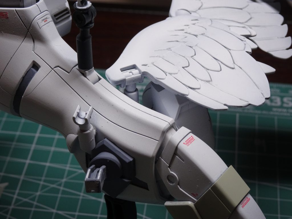＜追記①＞
風雲再起の羽の接続についてお問い合わせをいただきましたので追記します☆彡
後ろ足の接続部の手前に穴を開け、ビルドダイバーズの羽キット付属の軸受けを差して固定してます。多少であれば、Ｕ字の軸で高さ調整も可能。
単独で見ると何ともな見栄えですが、ゴッドガンダムの脚部で隠れるもの、と割り切ってこのような形式としました。