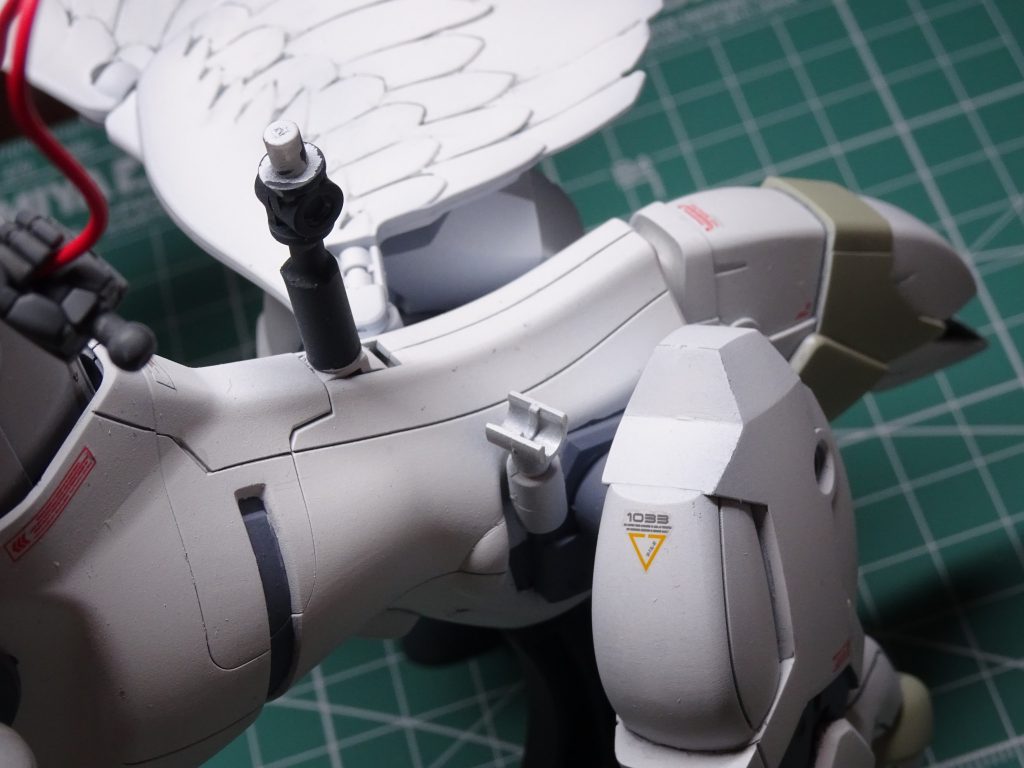 ＜追記②＞
前から見るとこんな感じです。
本ページ２枚目の写真をご覧いただくと、見事、ゴッドの脚部で接続部は隠れているのがお分かりいただけるかと(;^_^A