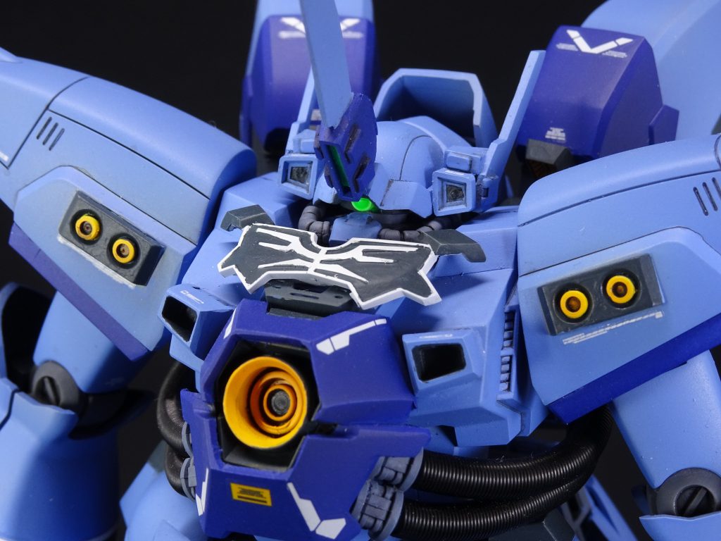 ＜設定①～製造経緯～＞
ＵＣ００９５。資源に乏しいネオジオン残党は、残されたゲーマルクの設計データをもとに、現存するドーベンウルフやドライセン、ローゼン・ズールの予備パーツなどからワンオフのゲーマルクを急造。