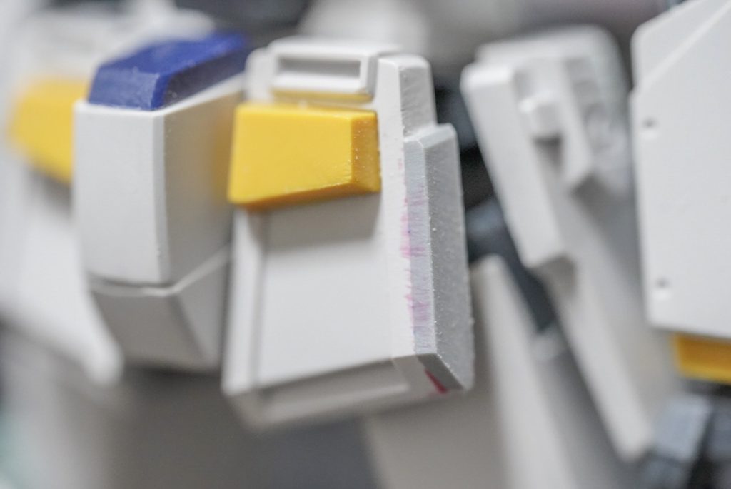 フロントアーマーは1ミリのプラ板を貼って少しだけ形状を変更。