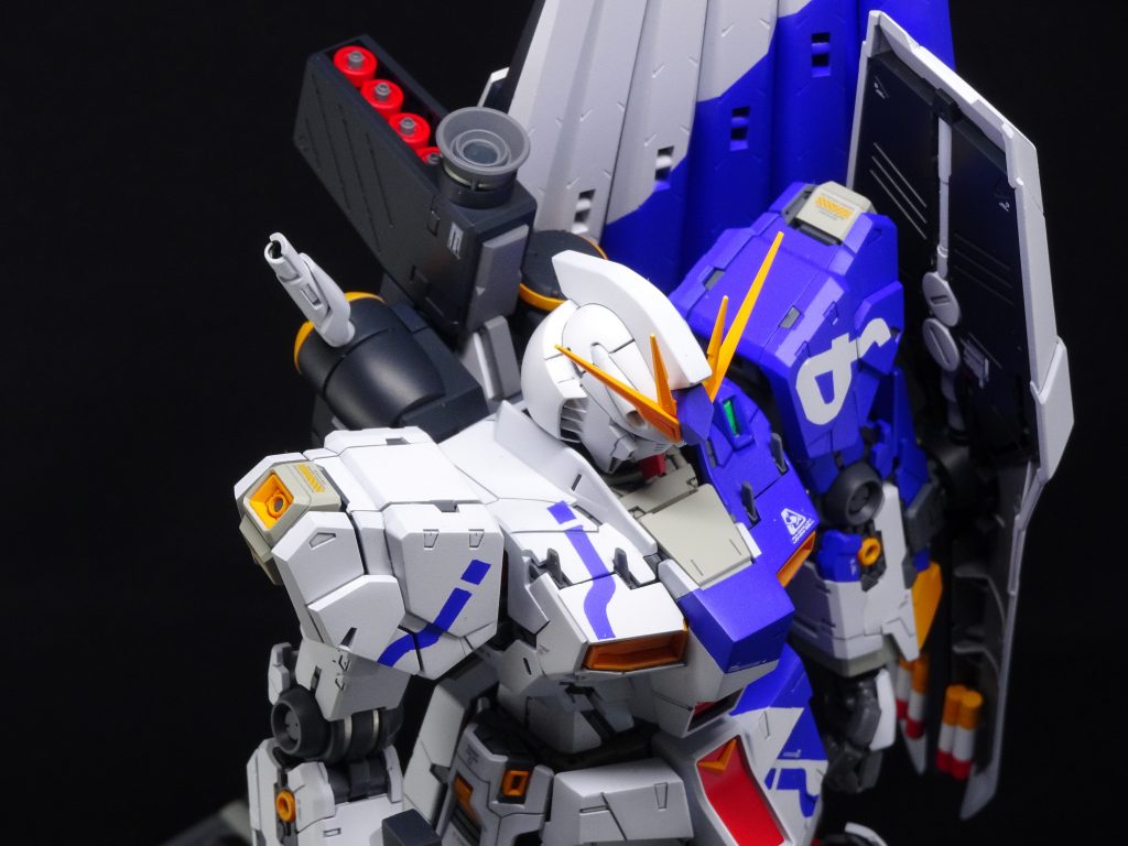 ＜カラーレシピ＞

■メインホワイト

ガイア・ＥＸホワイト
＞ミッドナイトブルー下地に３回程度吹き重ね

■ブルー

ガイア・ＮＡＺＣＡ　コバルトバイオレット
ガイア・蛍光ピンク少量

■レッド

クレオス・モンザレッド

■イエロー

ガイア・橙黄色

■その他

黒色部：ガイア・ミッドナイトブルー
グレー：クレオス・ニュートラルグレー

関節など各所のシルバーアクセントは、ハセガワ・チタンフィニッシュ
「曲面追従金属つや消しシート」を貼り付けてます。

シールドの裏面の塗分けに、地味に力入れてますｗ