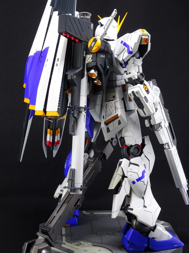 ＜工作＞

本体の工作は、素組み・整面処理をしたのみです。
九龍版の優れたデザインを損なわないため、色味が増えるサイコフレーム発動モードはオミット。

ただし、腹部はサイコフレーム発動モードでない場合、非常に短く、上半身のバランスが悪く感じられたので、サイコフレーム発動モード状態で固定し、サイコフレーム部をニュートラルグレーにしております。