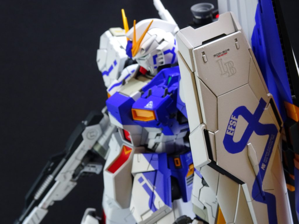 ＜塗装・デカール＞

すでにいくつかある先人の作例を参考にしました。

まず、全身をメインホワイトで塗装。

次に、特徴的なデザインパターン以外の部分を塗装。

曲線の特徴的なデザインパターンは、先人の作例を、手元のキットと同じくらいの縮尺になるよう調節しながらプリンターで印刷したものをマスキングテープにトレースしました。

また、青の曲線の中の白文字アクセントは、やはり先人の作例を参考にしながら、デカールストックの中からそれらしいものを選定し、貼り付けました。