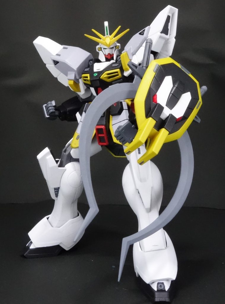 説明書のシールドの解説に「目」の部分から閃光を放つフラッシュ機能を有している、と書いてあったので、地味にクリア塗装仕上げにしています。