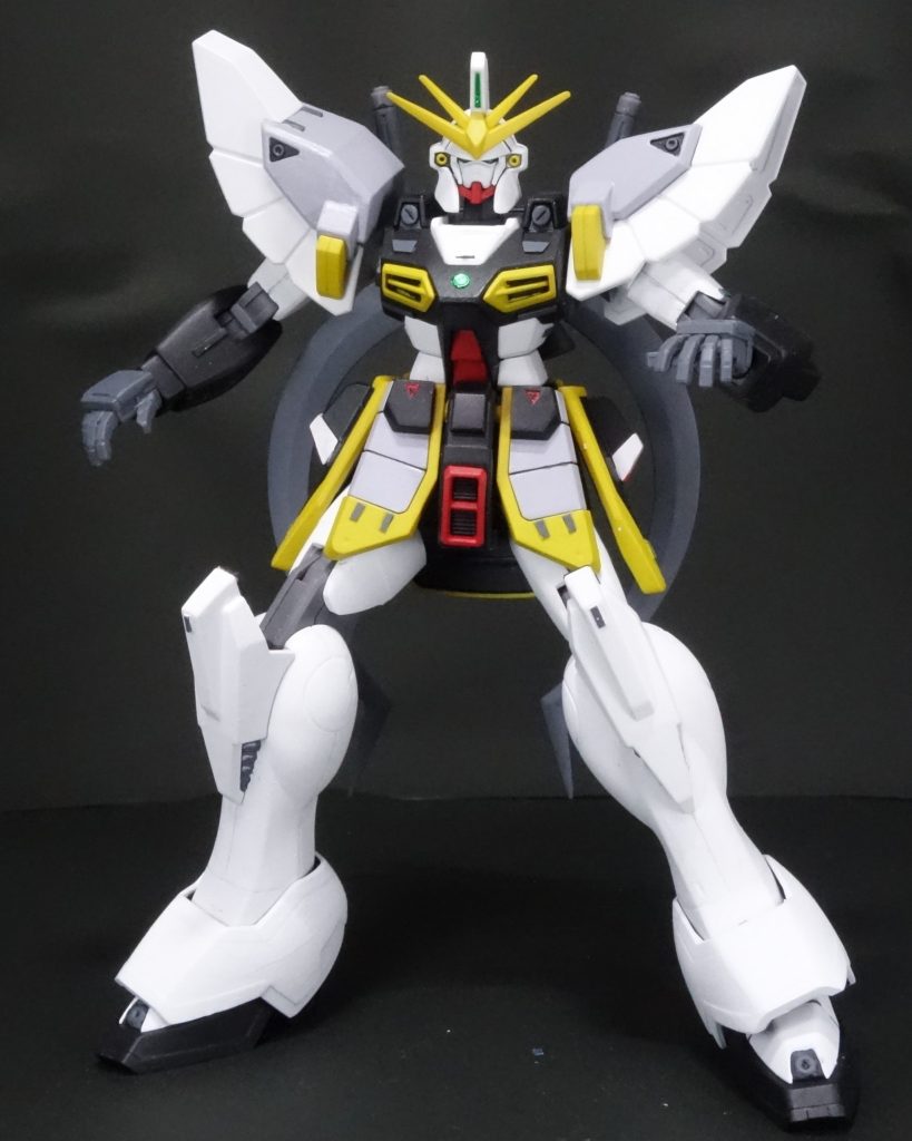 同じポーズの写真ですが、背景を黒に変更したものです。
サンドロックは白と黒の割合が多いので、背景色に悩みました。