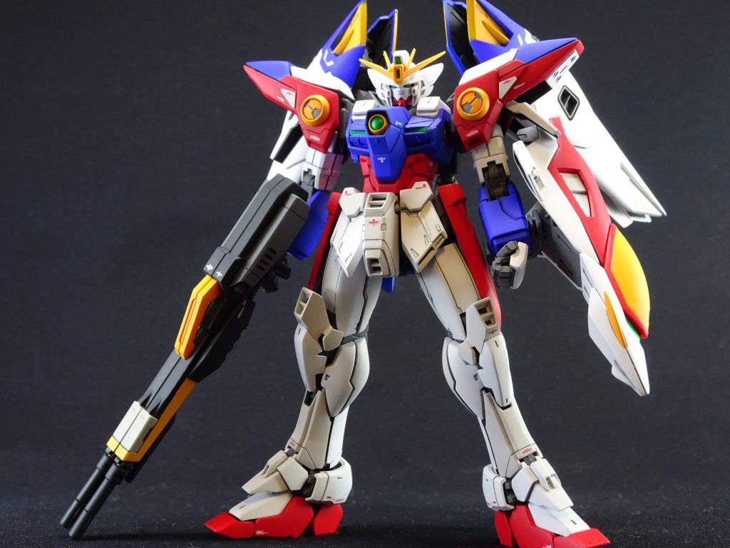 <全景・前>
RGをベースに、HGACのパーツを各所にちりばめ、MGプロト・ゼロ風にしました。
肩アーマーは、プラペーパーでMGプロト・ゼロ風のディテールを追加。
羽は完全にMGプロト・ゼロに寄せることはできませんでしたが、展開した時のサブの羽?はジャンクパーツで再現。デルタプラスのバインダー接続基部にアンクシャの羽がぴったりでした。
バスターライフルは、ほぼHGACですが、そのままだとやや短めに感じたので、先端だけRGのバスターライフル先端を切り飛ばしたものと入れ替えました。