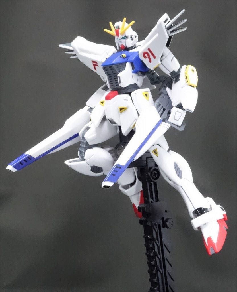 ヴェスバーの塗装は細くて苦労しました。ガンダムマーカーは重ね塗りがとても難しいですね。
