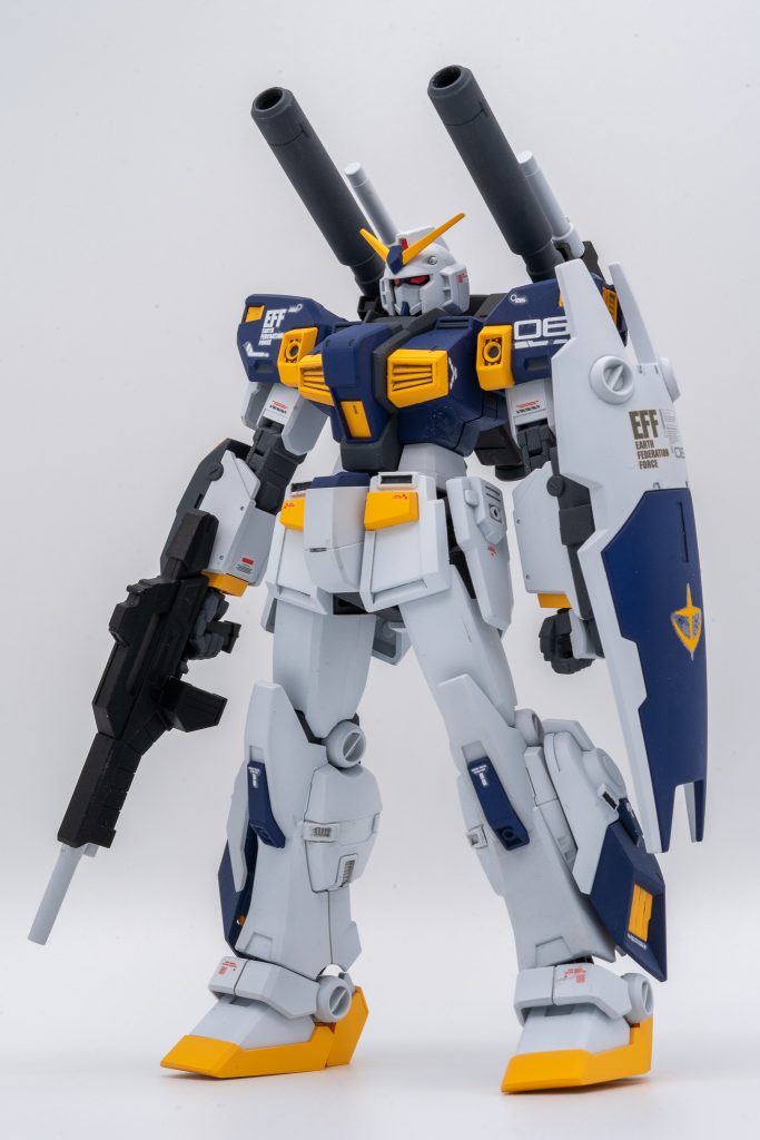 完成版。
所々黄色に塗り分けていませんが、クドくなりそうだったのでそのままにしています。
決してマスキングがめんどくさい訳では…

ツインアイやトサカのセンサーはキット付属のホイルシールを使ってます。