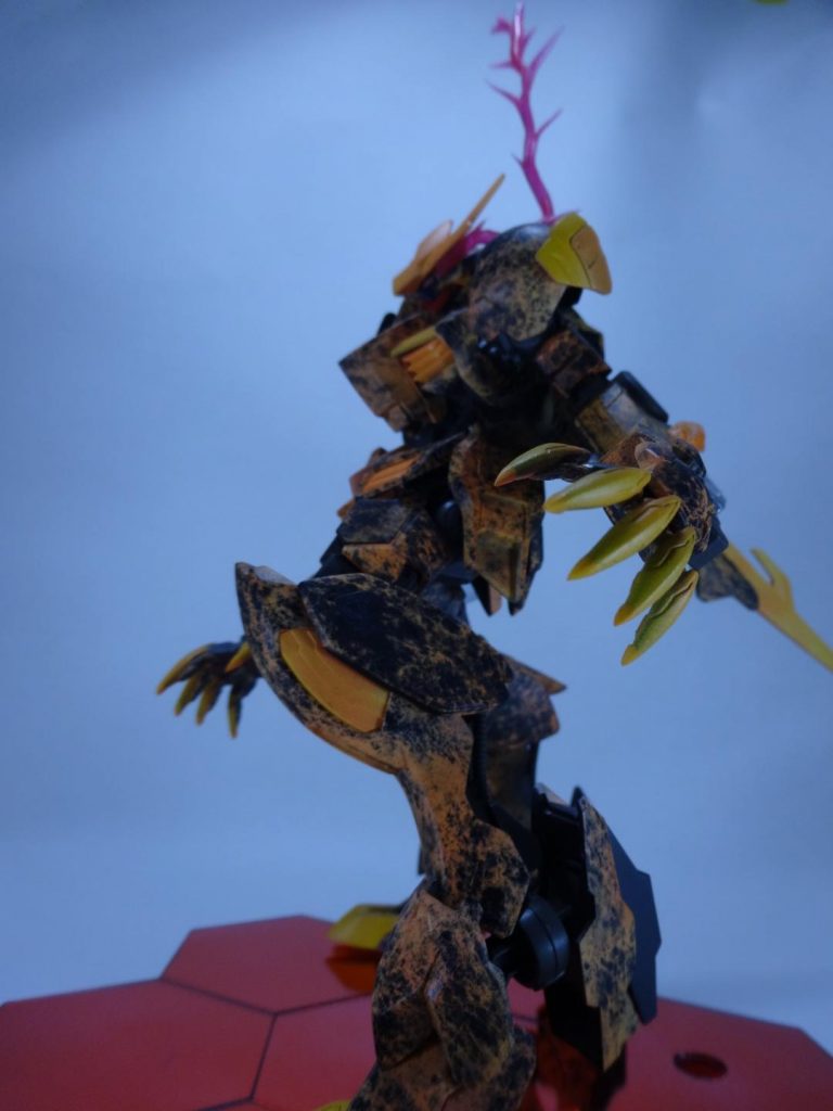 眼のエフェクトはビームサーベルのランナーを切ったり曲げたりのお手軽作成。角の裏に引っかけてるだけです。