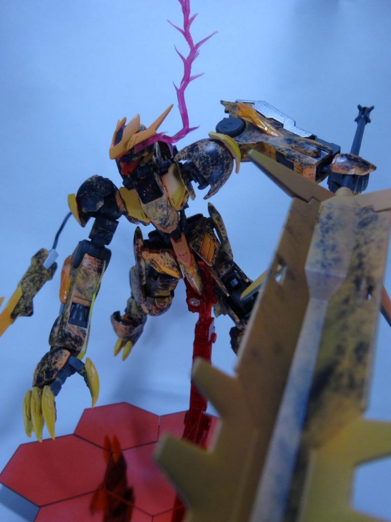 体も武器も大きすぎて、撮影がとても大変でした。