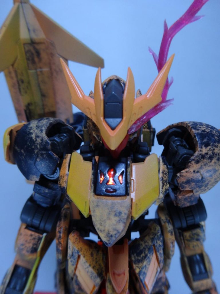 胸の鉄火団マークをオレンジクリアパーツ(裏地にホロシール)に変更してみました。光を当てると赤く発光して見えるのがうまくいったところです。