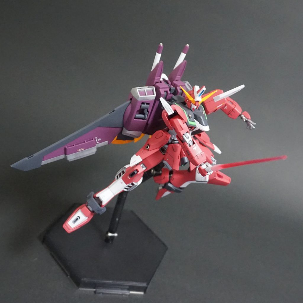 ビームサーベルを構えて