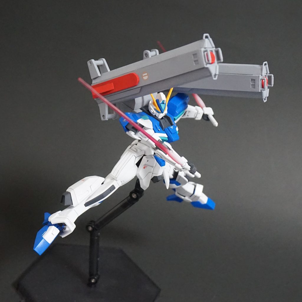 ビームサーベルを構えて