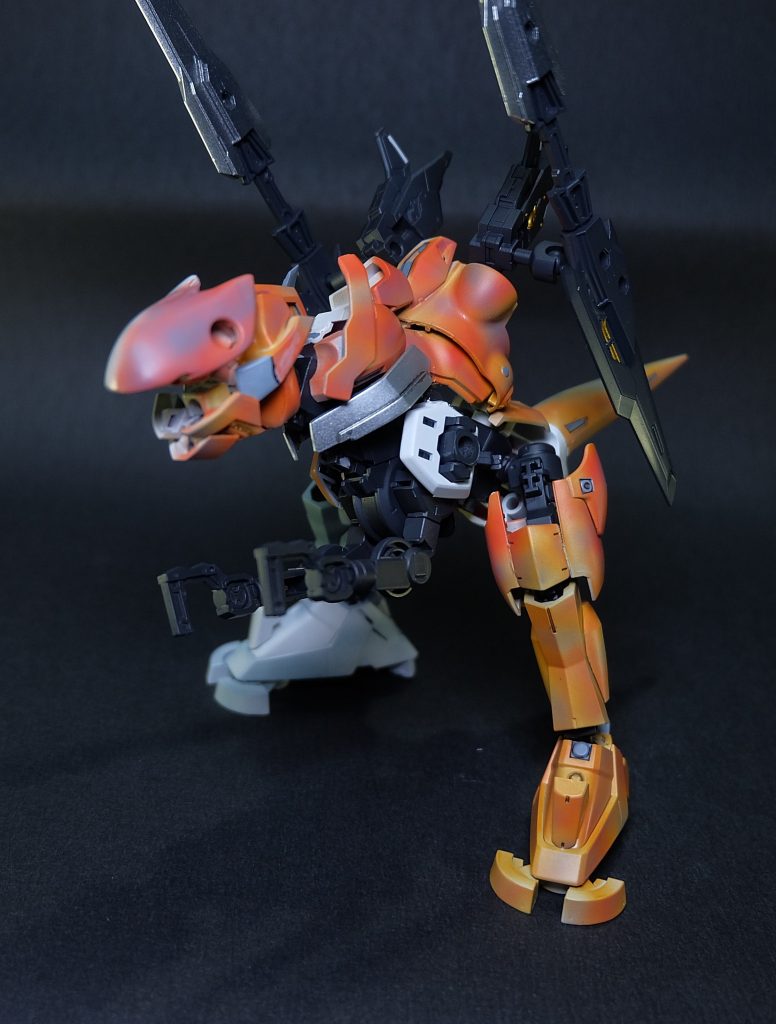 機体名の 「エクゥス」はラテン語で馬を意味するが、
由来は機体の操縦者から採用されている。
後述する形態での運用を最優先するため、本機のパイロットは人間ではなく
馬である。
基本的にはロスヴァイセに追従することを目的にし、背部に装備されているブレードライフルを用いての援護を行う。