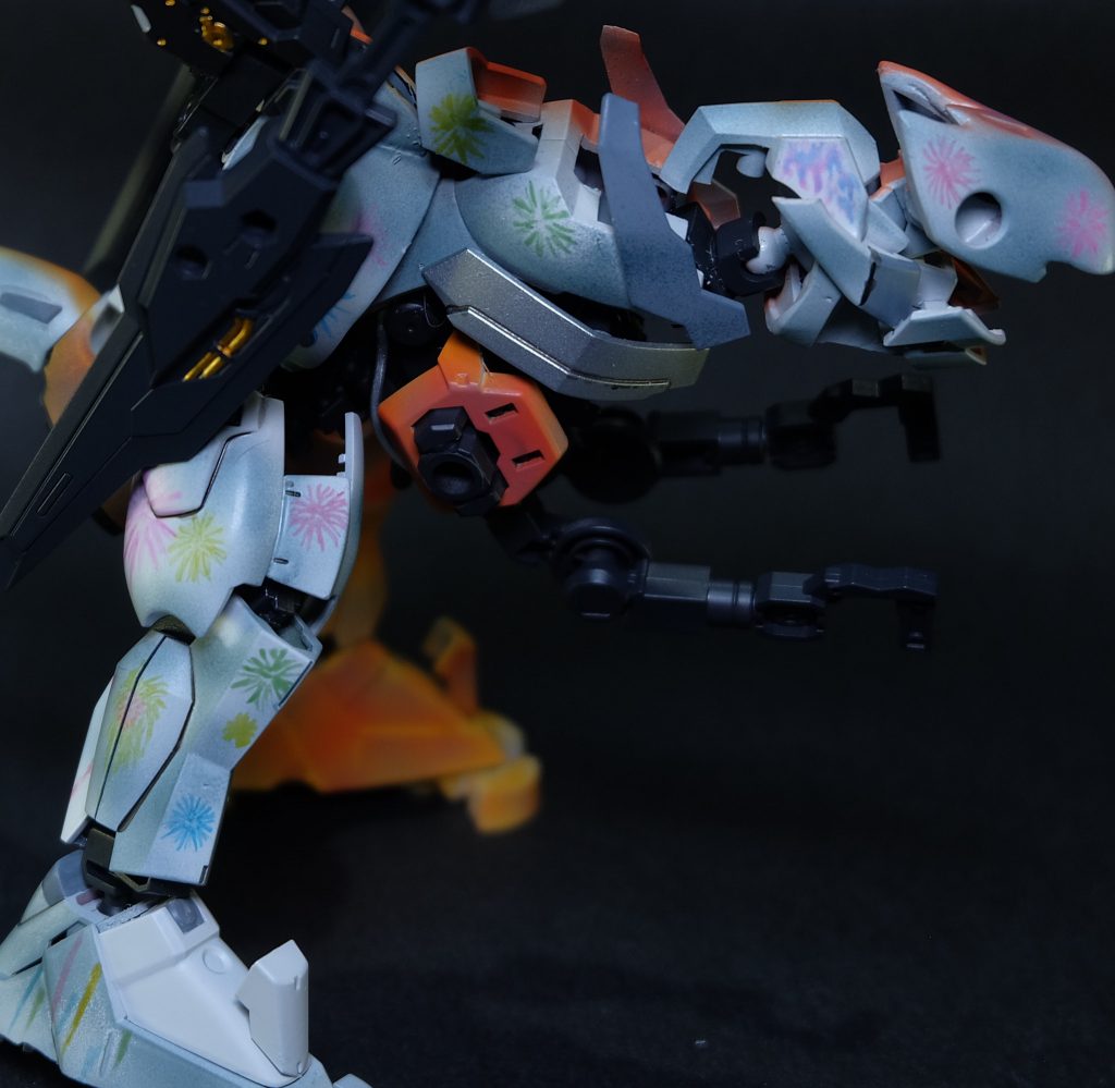 エクゥス側には
夕暮れ~夜をイメージし、
右サイドには花火
左サイドには夕暮れの情景