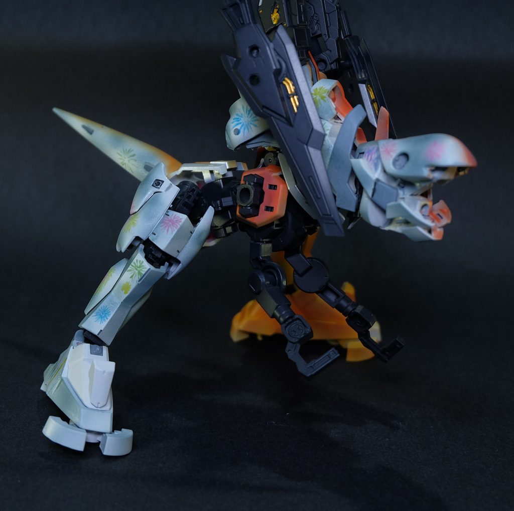 僚機 エクゥス
厄災戦時には専用のフレームが使用されていたが
厄災戦において僚機が大破したとの記録が残されており、ロスヴァイセに残されたデータから復元したものである。
基本的にはグレイズフレームを使用し復元されており、同フレームの高い拡張性が伺える。