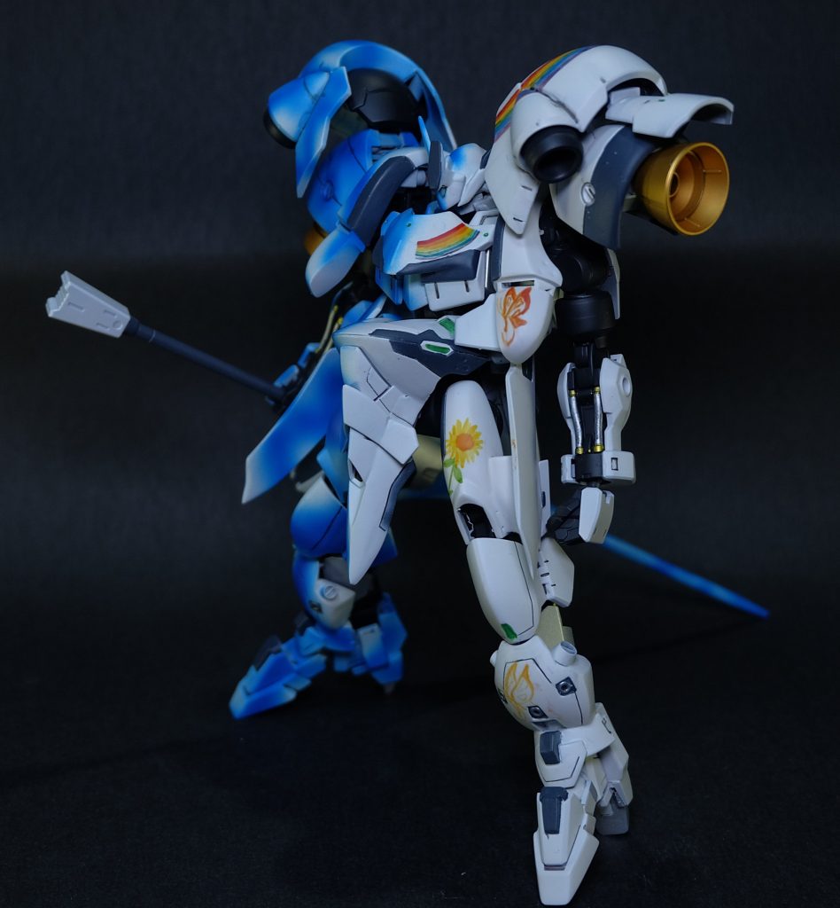 最終ナンバーであるロスヴァイセには
今までの開発データがフィードバックされており、ヴァルキュリアフレームの特性を最大限に生かすため様々な技術が投入されている。
特徴的な肩部バーニアからは膨大な推力を生み出すことが可能である。
軽量な機体の欠点である、重量級の攻撃が行えない点を速度でカバーし運動エネルギーを生み出すことが目的である。
機体各所に設置されているスラスターを用いて高速戦闘機動を行うことができる。