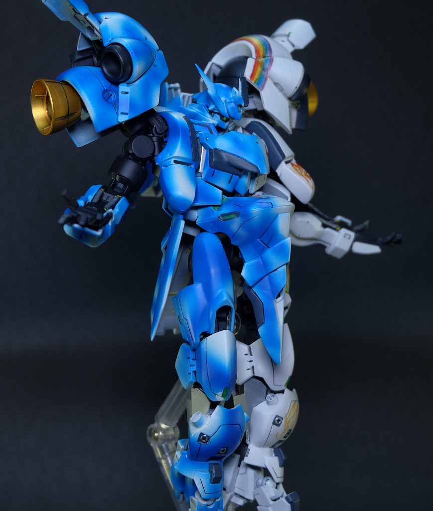 機体カラーは本来純白であるが、今回はとあるイベントのために特殊な塗装を行われている。