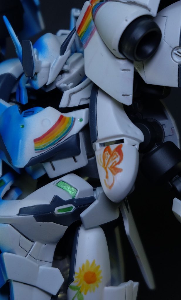 とまあ、上では機体のまじめな解説を行いましたがここからは模型的な話を。
「今回は塗装で徹底的に遊ぶ」
ということをテーマに色々実験してみました。
まず、機体を左右で完全に別に塗分ける。
右サイドには海
左サイドには蝶、虹、ひまわりとをペイント。
絵心の無さが悔やまれる。