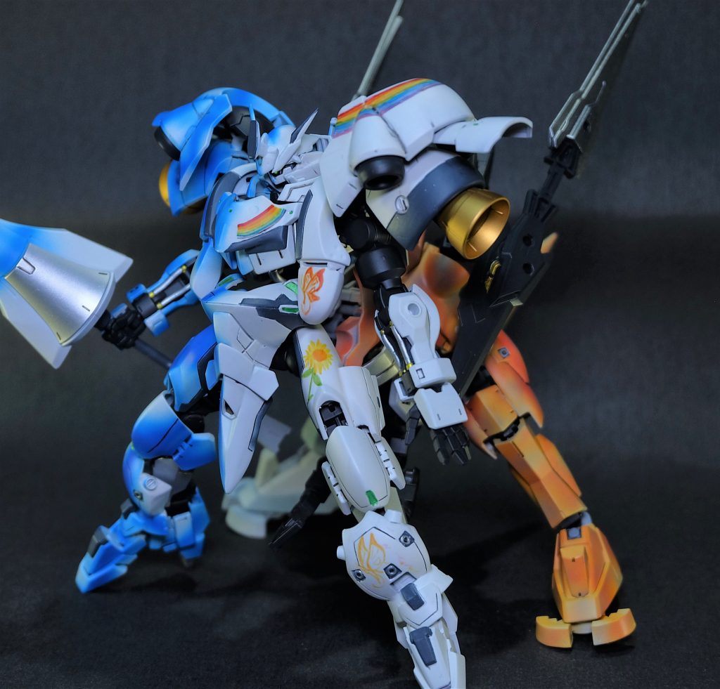 四足形態
この形態こそがロスヴァイセの真の姿である。
重力下での戦闘において圧倒的な機動性を発揮する。
阿頼耶識に接続された状態では、パイロットは騎乗している状態よりもさらに深い馬との感覚共有を行うことで「人馬一体」となる。
パイロット曰く
「真の意味で馬と一体になった気分だ。自分の手足のように動くのみならず
馬の野生の勘とも言える感覚をも共有できる」
機動、攻撃など一般的な戦闘をパイロットが行うとともに、エクゥス側では索敵や回避といった行動がより直感的に処理され両者の相乗効果によりその戦闘力は計り知れないものとなる。