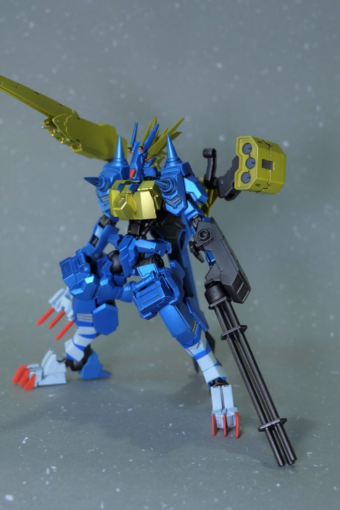 厄災戦において開発されたガンダムフレームの一機。
変形を行うことで、様々な戦況に対応できる柔軟性が特徴の機体である。
基本形態である、人型から四足形態へと変形が可能。