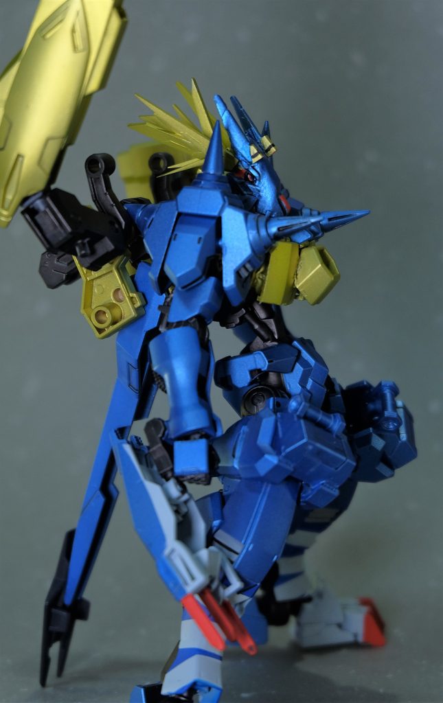 背部に装備されているフレキシブルウエポンポッドに装備を換装することで
様々なミッションに対応できる。
基本装備としてはブレードレールガン、ミサイルポッドを一基ずつ装備する。
腕部にはガトリング、クローブレードを装備する。