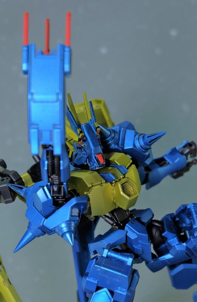 ブレードクロー
腕部に固定装備されているブレード。
単分子ブレードであり、ナノラミネートアーマーを容易く切り裂く威力を持つ。