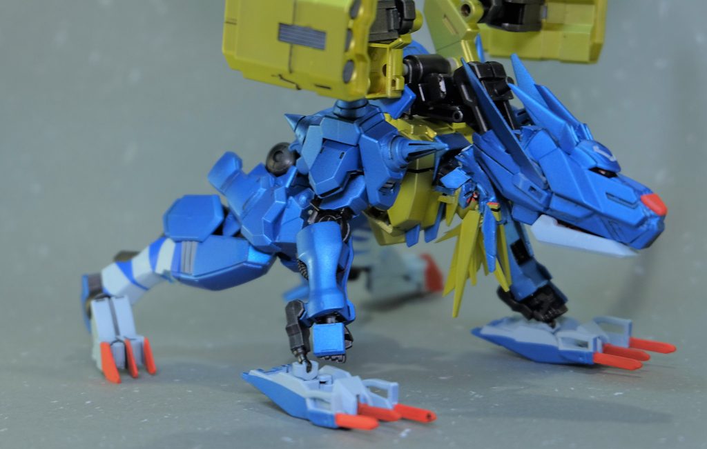 四足形態。
重力下での高速機動戦闘を可能とする形態。
頭部に様々なセンサーが内臓されており、背部のウエポンポッドにはブレードレールガン、ミサイルポッドを2基ずつ装備することでより高い火力を発揮する。
この形態では対MA戦を想定されており、腕部ブレードクロー、ブレードレールガン、尻尾に相当する部分のブレードなど多くの武装が見て取れる。