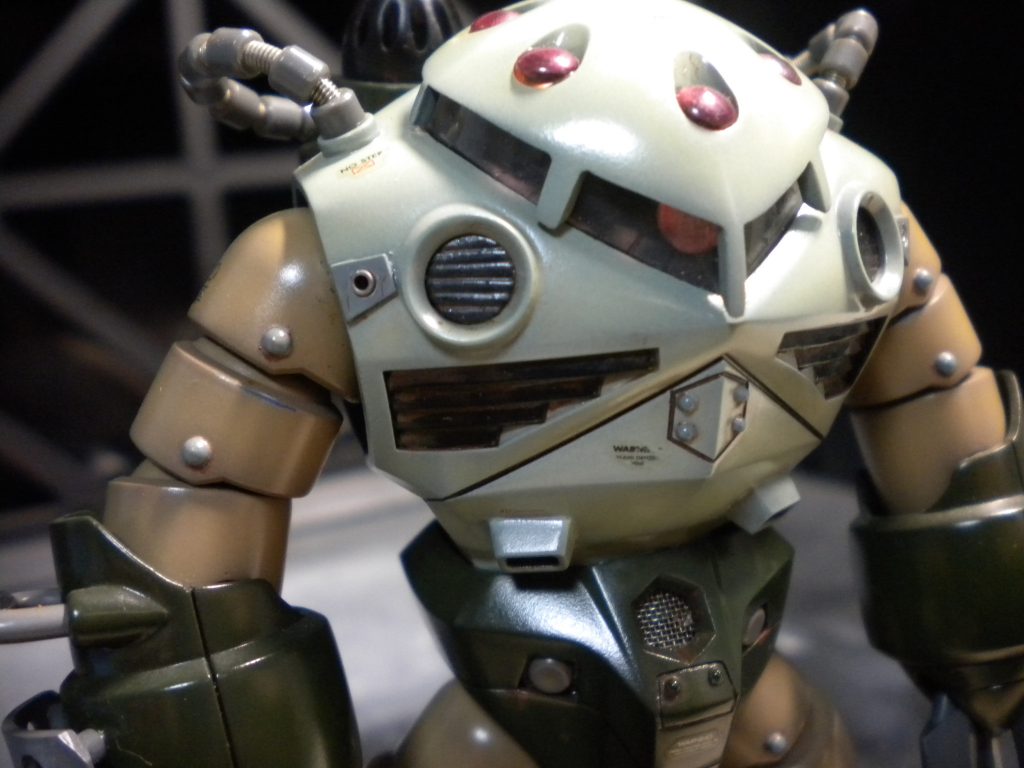 頭部のミサイルは物理的におかしいので、全てモノアイの設定で作りました。