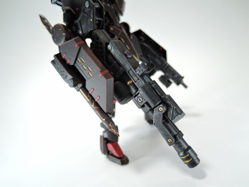 専用バズーカ
大口径の弾体を打ち出す射撃武装。
ライフル系に比べて弾速が遅いために命中させるには技量が必要であるがMAのナノラミーネトアーマーにも有効な武装。

格闘シールド
両腕に装備されている武装。
特殊な焼き入れを施されたスパイクとブレードで構成されておりQBやOBなどの最大加速状態での打突は文字通りの必殺。