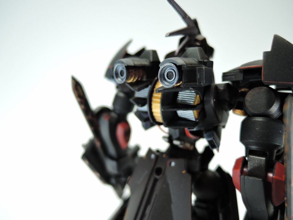 オーバードブースト（OB）
背部スラスター上部に増設された追加推進器。
使用する事で爆発的な加速力を発揮できるが、あまりの高出力のためにパイロットにはそれ相応の技量が求められる。

クイックブースト(QB)
脇の下に追加された補助推進器。
急速ターンや前進時の追加速、バレルロールターンなどアクロバティックな挙動が可能。